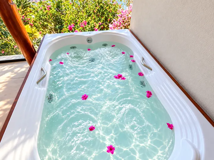 Hidromassagem com flores na água da suíte Deluxe