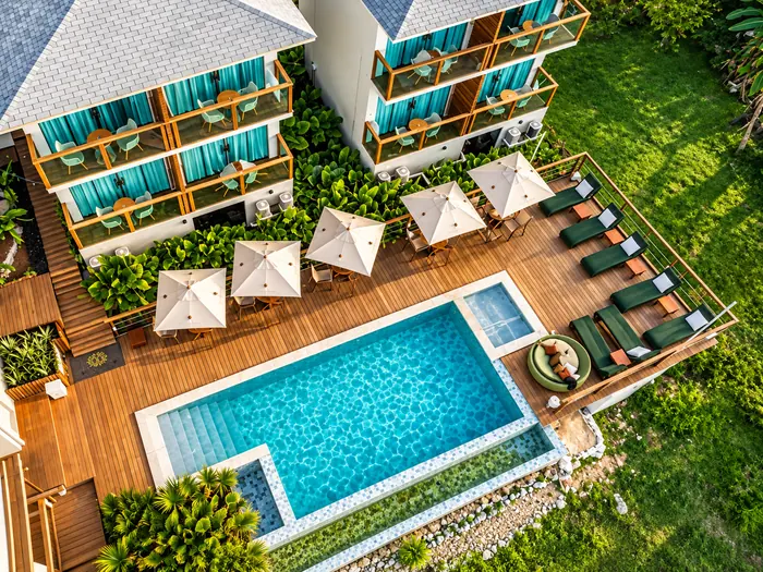 Vista aérea da piscina e do deck com espreguiçadeiras